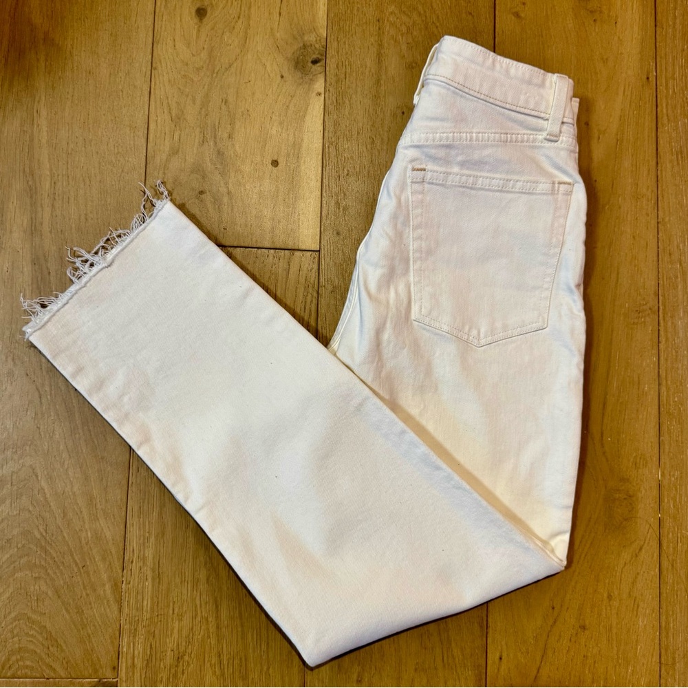 GAP Curvy Cheeky Straight Raw
Hem Jeans
Off white US 4/27